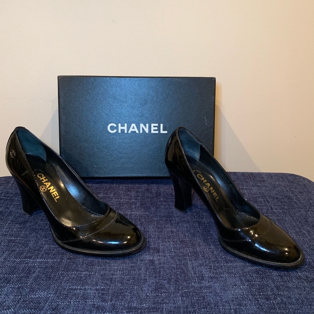 CHANEL CLASSIC BLACK PATENT PUMP